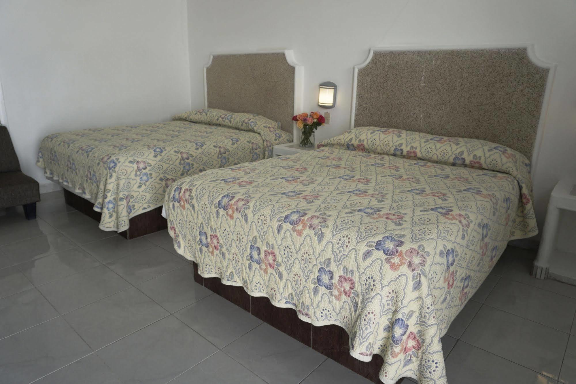Opportunity Leon Hotel Bagian luar foto