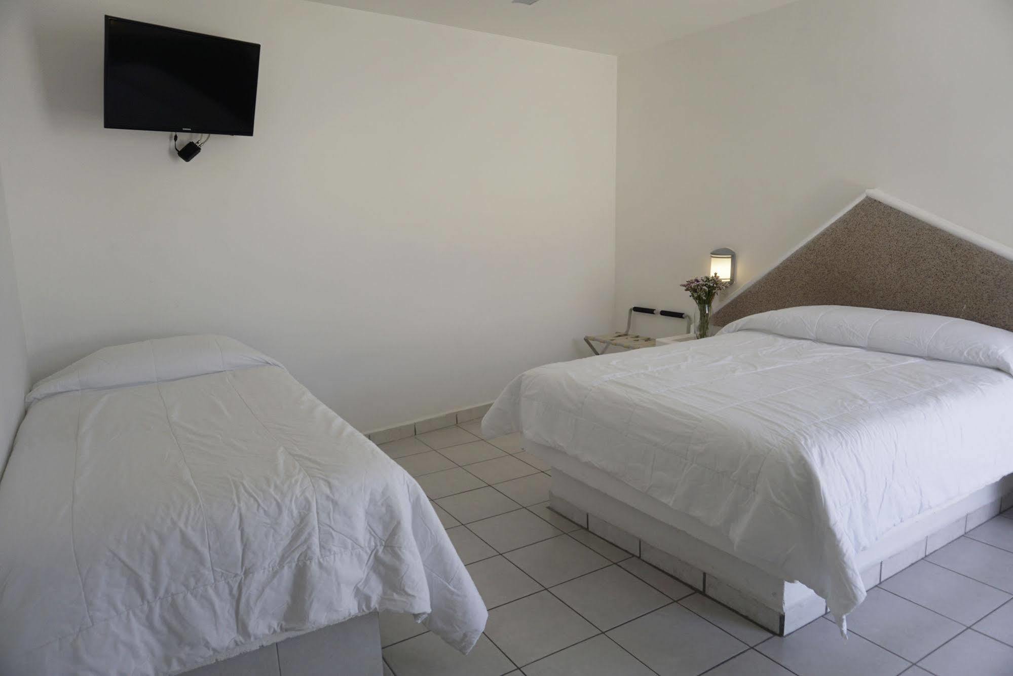 Opportunity Leon Hotel Bagian luar foto