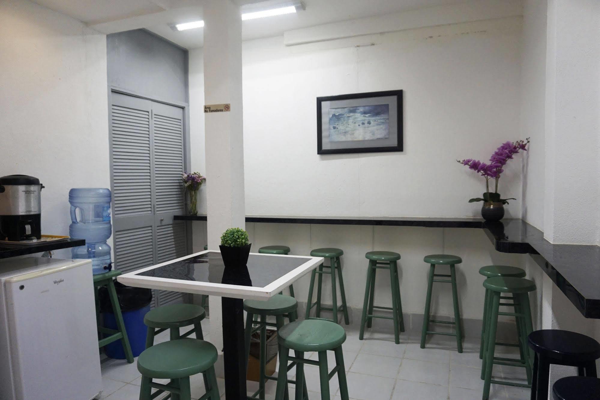 Opportunity Leon Hotel Bagian luar foto
